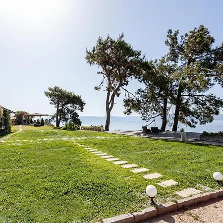 Wooden Beach Houses * ムーラ